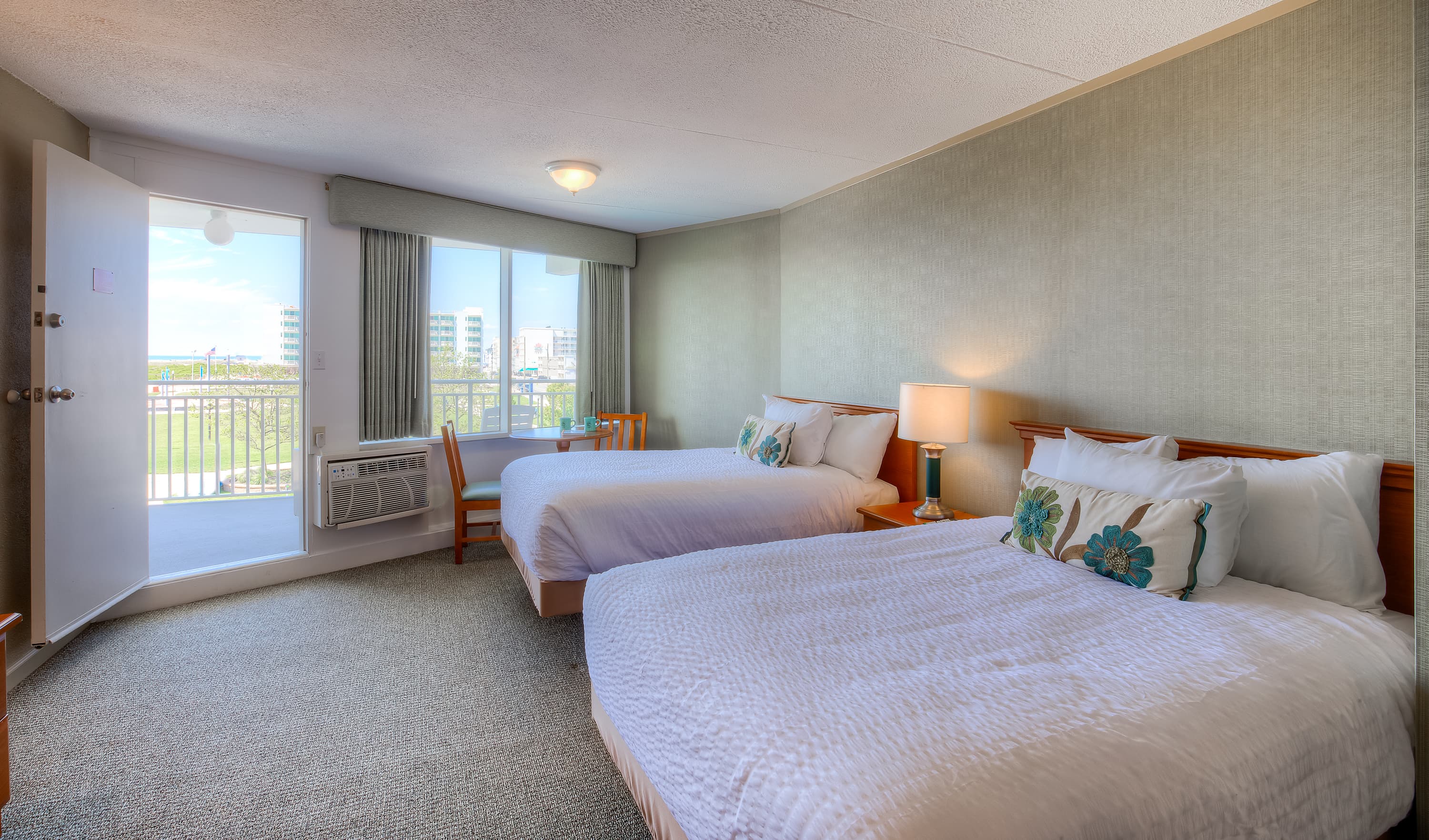 Open layout with 2 comfortable double beds