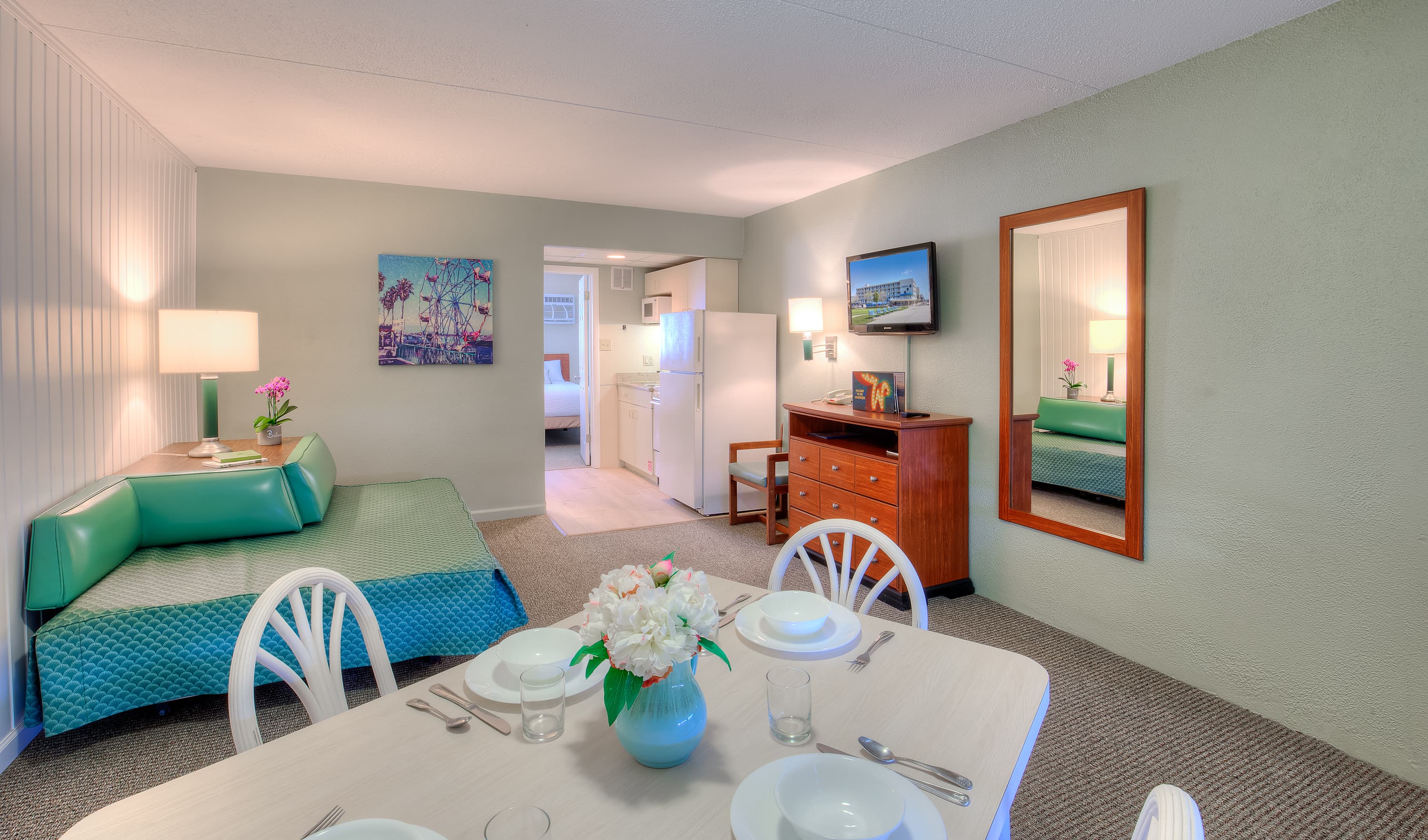 Sitting area features duo double bed